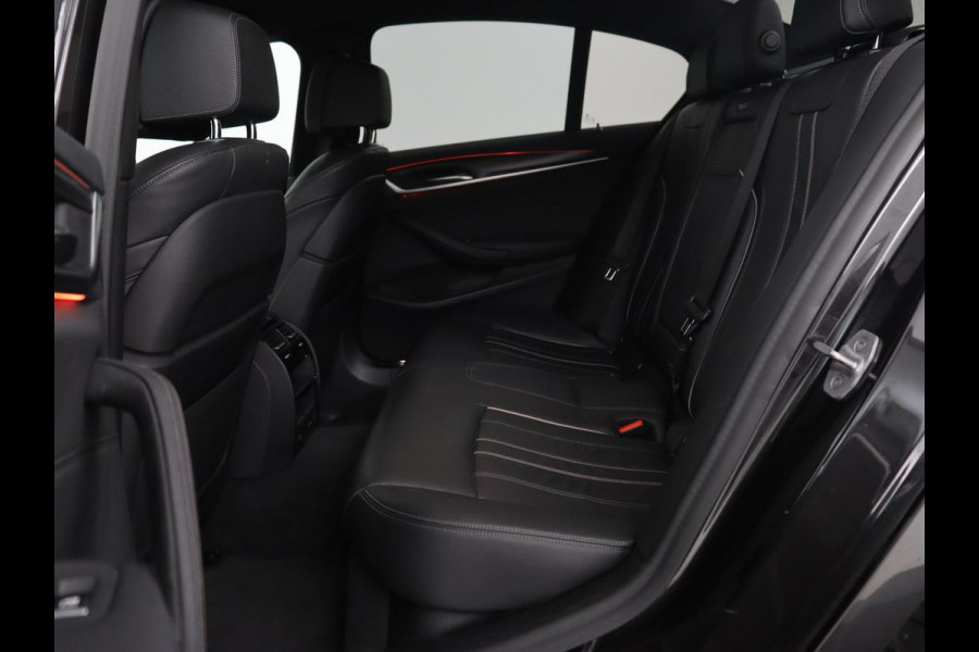 BMW 5 Serie 520i M Sport | Leder | Stoelverwarming | Carplay | 19'' | Sportstoelen | Live Cockpit | Navigatie | Parkeerhulp | Adaptief LED | Memory | Keyless start