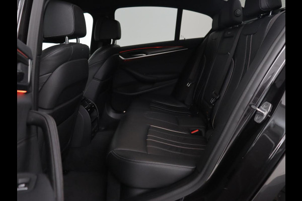 BMW 5 Serie 520i M Sport | Leder | Stoelverwarming | Carplay | 19'' | Sportstoelen | Live Cockpit | Navigatie | Parkeerhulp | Adaptief LED | Memory | Keyless start