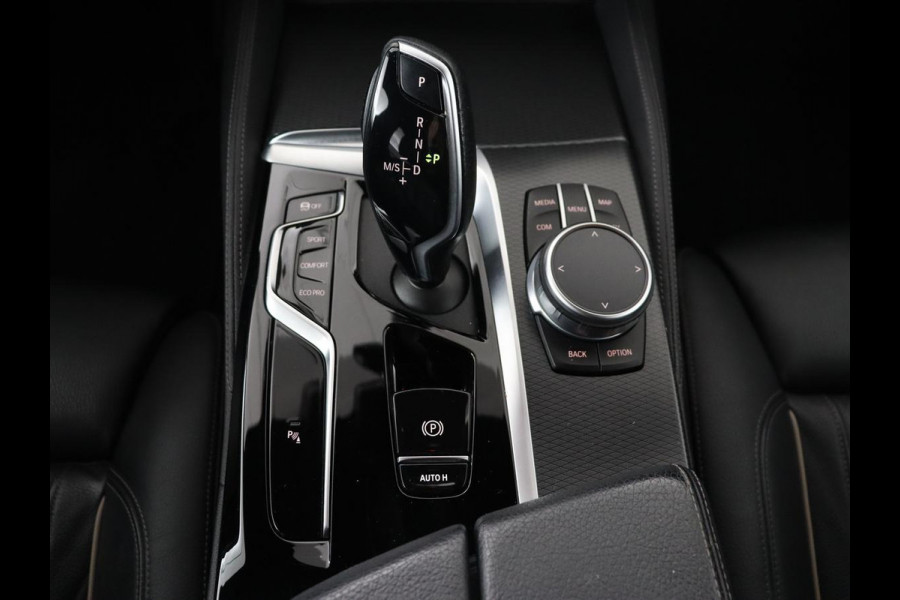 BMW 5 Serie 520i M Sport | Leder | Stoelverwarming | Carplay | 19'' | Sportstoelen | Live Cockpit | Navigatie | Parkeerhulp | Adaptief LED | Memory | Keyless start