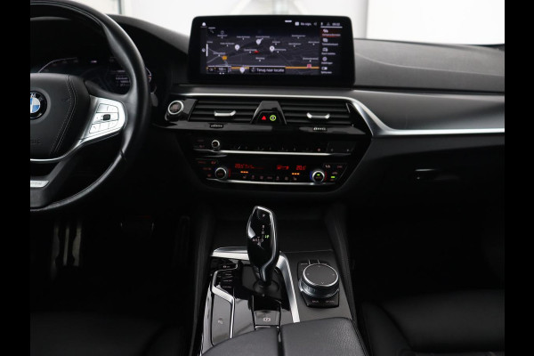BMW 5 Serie 520i M Sport | Leder | Stoelverwarming | Carplay | 19'' | Sportstoelen | Live Cockpit | Navigatie | Parkeerhulp | Adaptief LED | Memory | Keyless start