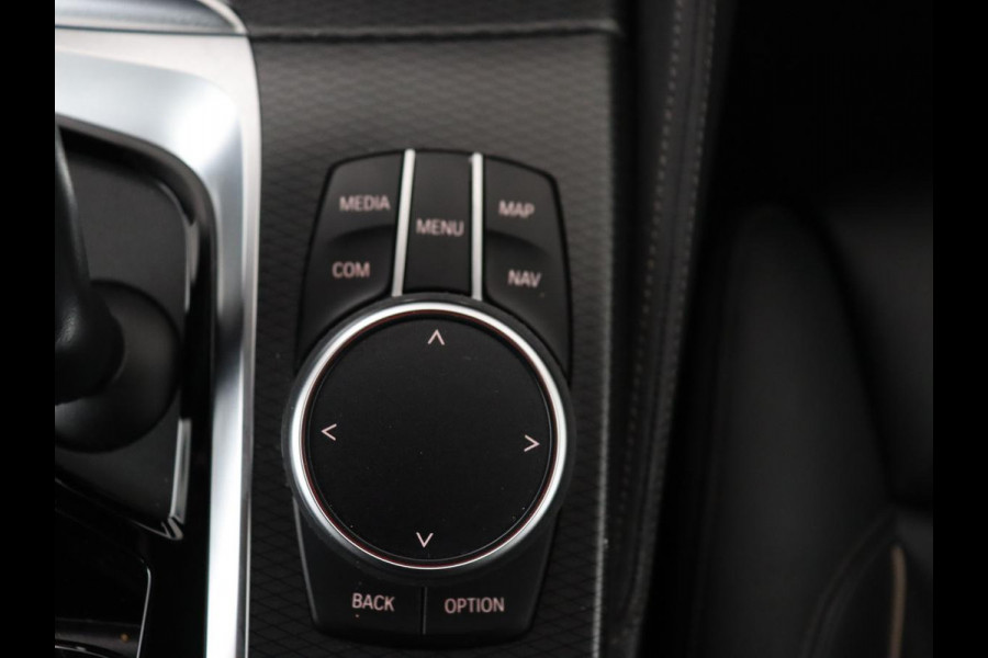 BMW 5 Serie 520i M Sport | Leder | Stoelverwarming | Carplay | 19'' | Sportstoelen | Live Cockpit | Navigatie | Parkeerhulp | Adaptief LED | Memory | Keyless start