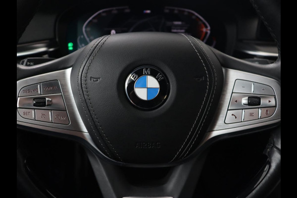 BMW 5 Serie 520i M Sport | Leder | Stoelverwarming | Carplay | 19'' | Sportstoelen | Live Cockpit | Navigatie | Parkeerhulp | Adaptief LED | Memory | Keyless start