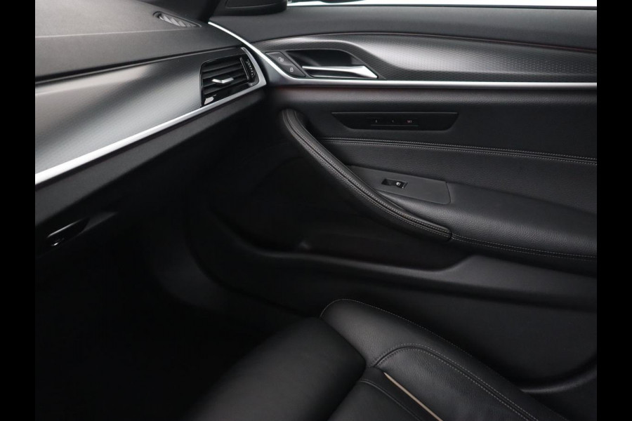 BMW 5 Serie 520i M Sport | Leder | Stoelverwarming | Carplay | 19'' | Sportstoelen | Live Cockpit | Navigatie | Parkeerhulp | Adaptief LED | Memory | Keyless start
