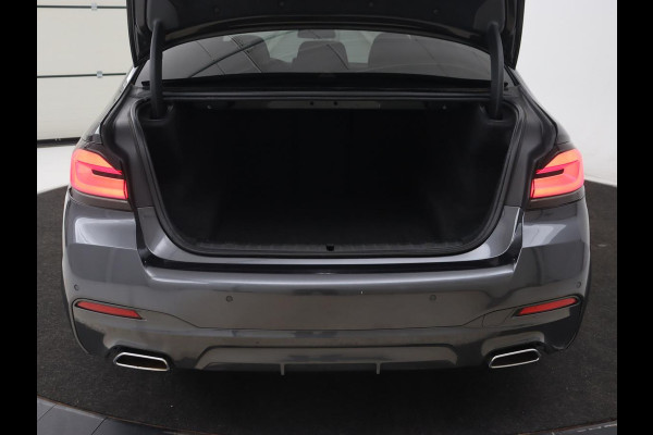 BMW 5 Serie 520i M Sport | Leder | Stoelverwarming | Carplay | 19'' | Sportstoelen | Live Cockpit | Navigatie | Parkeerhulp | Adaptief LED | Memory | Keyless start