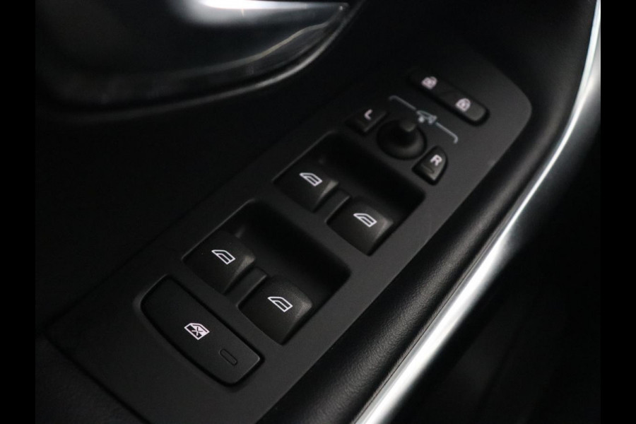 Volvo V40 2.0 T4 Sport | Stoelverwarming | Camera | Leder/Alcantara | Park Assist | Full LED | Navigatie | Climate control | Cruise control