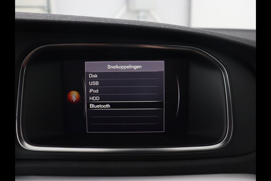 Volvo V40 2.0 T4 Sport | Stoelverwarming | Camera | Leder/Alcantara | Park Assist | Full LED | Navigatie | Climate control | Cruise control