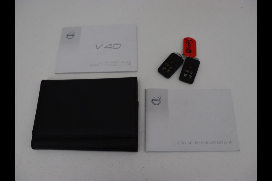 Volvo V40 2.0 T4 Sport | Stoelverwarming | Camera | Leder/Alcantara | Park Assist | Full LED | Navigatie | Climate control | Cruise control