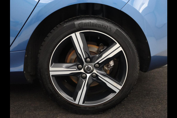 Volvo V40 2.0 T4 Sport | Stoelverwarming | Camera | Leder/Alcantara | Park Assist | Full LED | Navigatie | Climate control | Cruise control