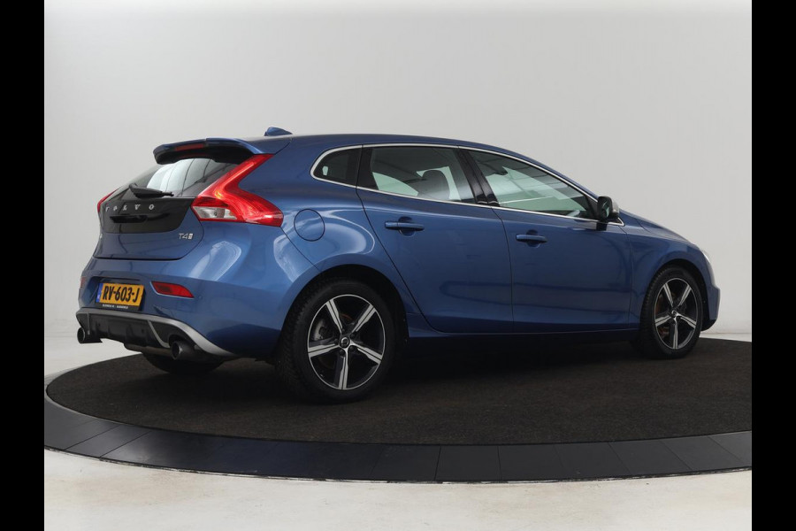 Volvo V40 2.0 T4 Sport | Stoelverwarming | Camera | Leder/Alcantara | Park Assist | Full LED | Navigatie | Climate control | Cruise control