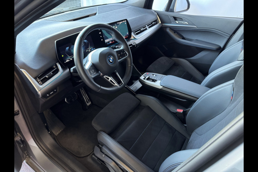 BMW 2 Serie Active Tourer ✅ 230E ✅ XDRIVE 326 PK M SPORT LED ELEK.KLEP CAMERA WEGKLAPBARE.TREKHAAK 04/2024 AWD 4X4 4WD M-Sportpakket  PHEV