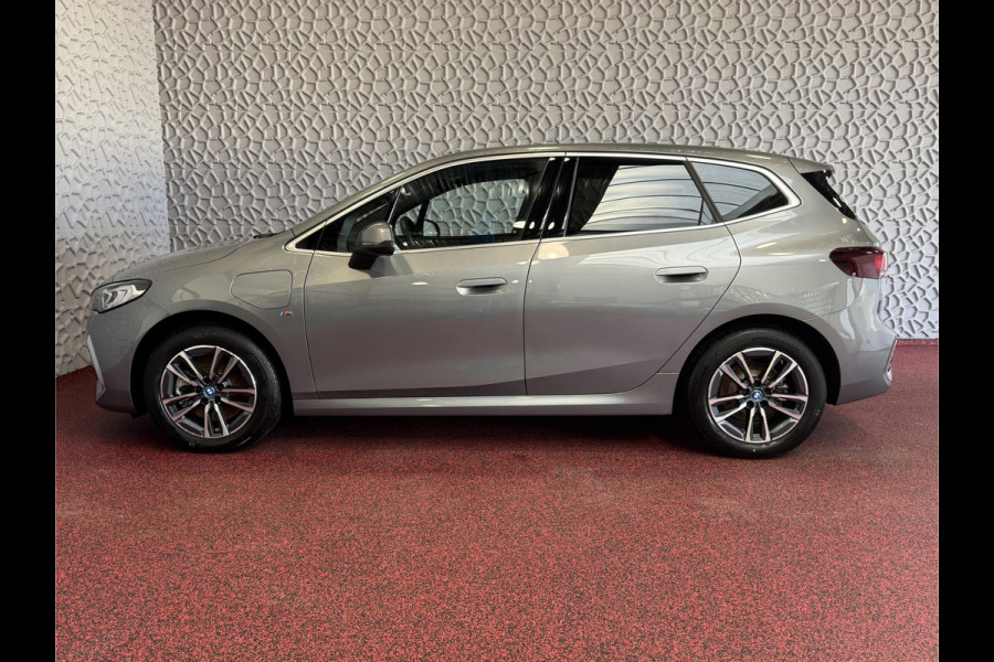 BMW 2 Serie Active Tourer ✅ 230E ✅ XDRIVE 326 PK M SPORT LED ELEK.KLEP CAMERA WEGKLAPBARE.TREKHAAK 04/2024 AWD 4X4 4WD M-Sportpakket  PHEV