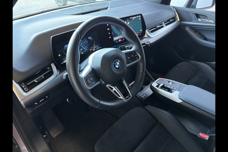 BMW 2 Serie Active Tourer ✅ 230E ✅ XDRIVE 326 PK M SPORT LED ELEK.KLEP CAMERA WEGKLAPBARE.TREKHAAK 04/2024 AWD 4X4 4WD M-Sportpakket  PHEV