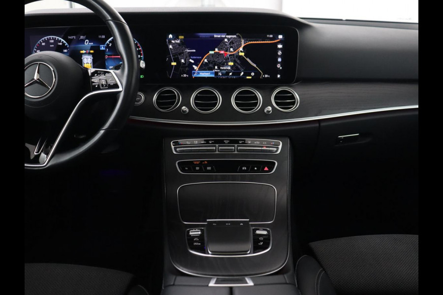 Mercedes-Benz E-Klasse 300e Avantgarde | Panoramadak | Adaptive cruise | Stoelverwarming | Carplay | Camera | Sfeerverlichting | Navigatie | Widescreen | Half leder | PHEV | Plug In