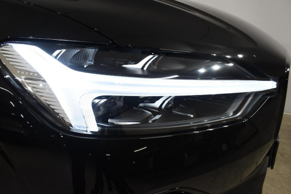 Volvo XC60 T6 350PK Plug-in Hybrid AWD Plus Black Edition / 360 Camera / Panorama Dak / Lederen Bekleding / Elektrische Stoelen met geheugenfunctie / Stuurverwarming / Stoelverwarming v+a / harman/kardon