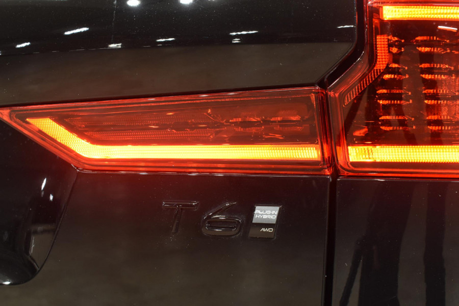 Volvo XC60 T6 350PK Plug-in Hybrid AWD Plus Black Edition / 360 Camera / Panorama Dak / Lederen Bekleding / Elektrische Stoelen met geheugenfunctie / Stuurverwarming / Stoelverwarming v+a / harman/kardon