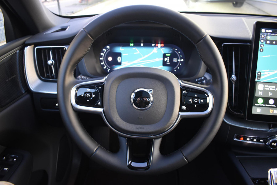 Volvo XC60 T6 350PK Plug-in Hybrid AWD Plus Black Edition / 360 Camera / Panorama Dak / Lederen Bekleding / Elektrische Stoelen met geheugenfunctie / Stuurverwarming / Stoelverwarming v+a / harman/kardon