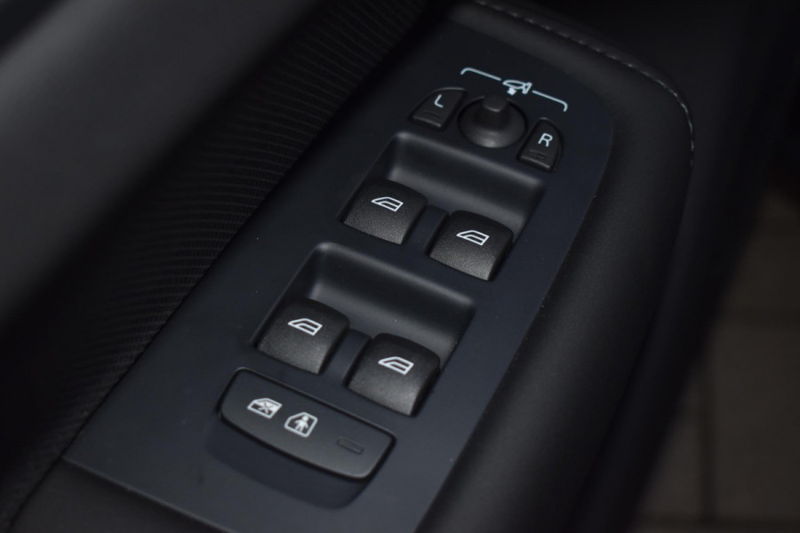 Volvo XC60 T6 350PK Plug-in Hybrid AWD Plus Black Edition / 360 Camera / Panorama Dak / Lederen Bekleding / Elektrische Stoelen met geheugenfunctie / Stuurverwarming / Stoelverwarming v+a / harman/kardon