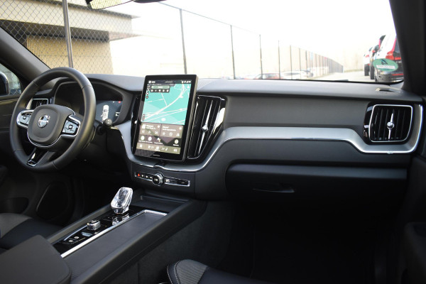 Volvo XC60 T6 350PK Plug-in Hybrid AWD Plus Black Edition / 360 Camera / Panorama Dak / Lederen Bekleding / Elektrische Stoelen met geheugenfunctie / Stuurverwarming / Stoelverwarming v+a / harman/kardon