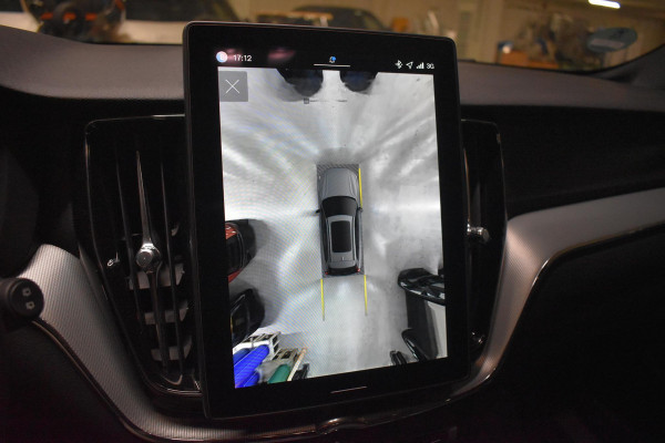 Volvo XC60 T6 350PK Plug-in Hybrid AWD Plus Black Edition / 360 Camera / Panorama Dak / Lederen Bekleding / Elektrische Stoelen met geheugenfunctie / Stuurverwarming / Stoelverwarming v+a / harman/kardon