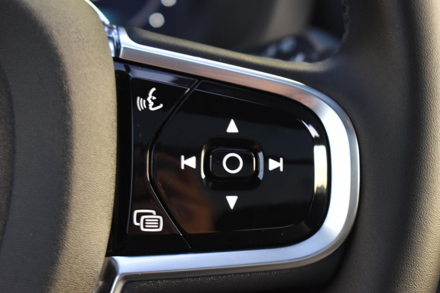 Volvo XC60 T6 350PK Plug-in Hybrid AWD Plus Black Edition / 360 Camera / Panorama Dak / Lederen Bekleding / Elektrische Stoelen met geheugenfunctie / Stuurverwarming / Stoelverwarming v+a / harman/kardon