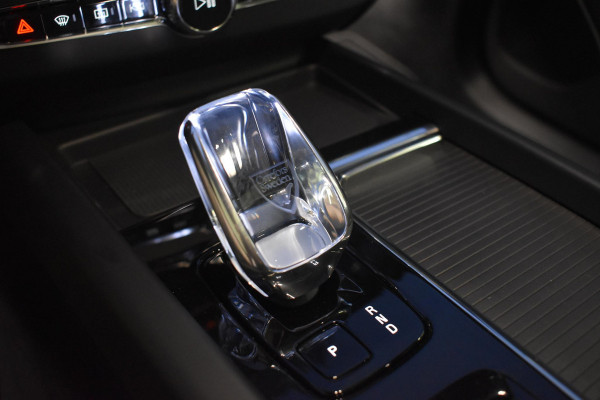 Volvo XC60 T6 350PK Plug-in Hybrid AWD Plus Black Edition / 360 Camera / Panorama Dak / Lederen Bekleding / Elektrische Stoelen met geheugenfunctie / Stuurverwarming / Stoelverwarming v+a / harman/kardon