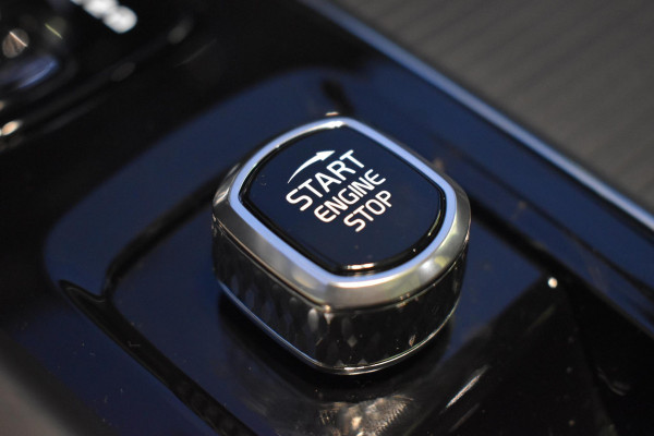 Volvo XC60 T6 350PK Plug-in Hybrid AWD Plus Black Edition / 360 Camera / Panorama Dak / Lederen Bekleding / Elektrische Stoelen met geheugenfunctie / Stuurverwarming / Stoelverwarming v+a / harman/kardon