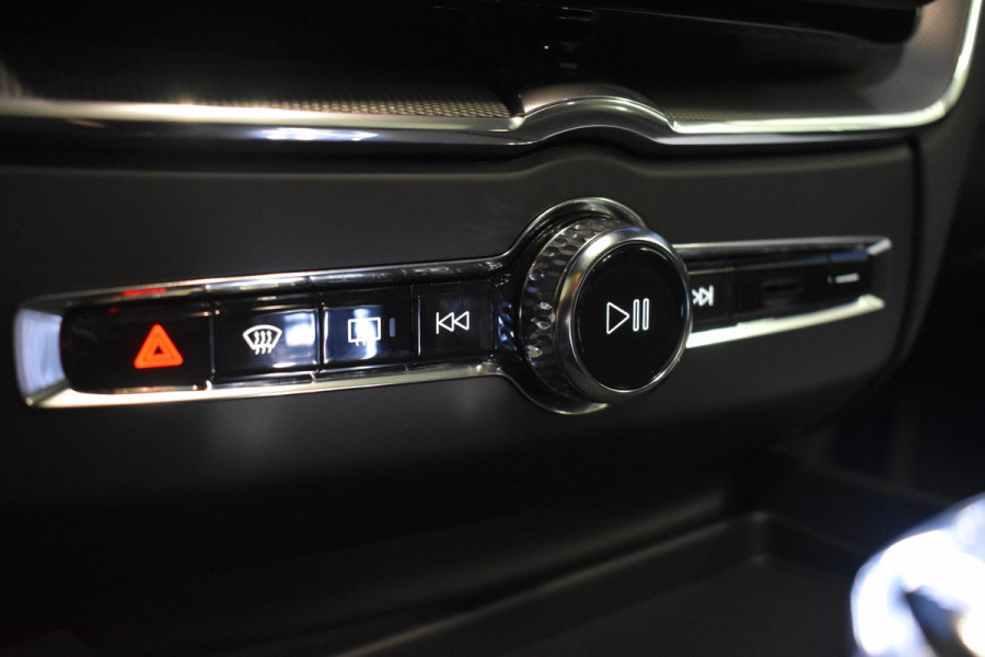 Volvo XC60 T6 350PK Plug-in Hybrid AWD Plus Black Edition / 360 Camera / Panorama Dak / Lederen Bekleding / Elektrische Stoelen met geheugenfunctie / Stuurverwarming / Stoelverwarming v+a / harman/kardon