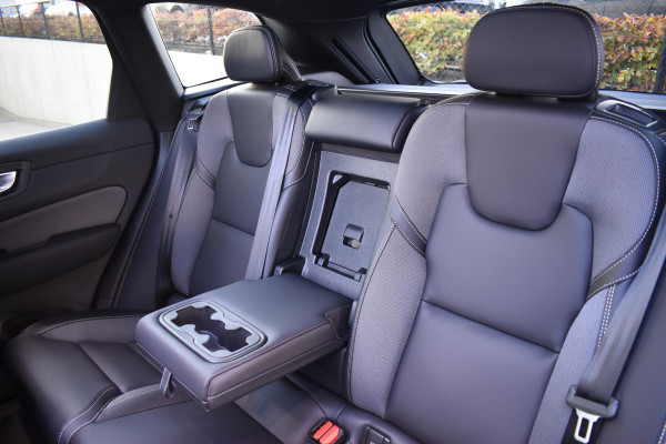 Volvo XC60 T6 350PK Plug-in Hybrid AWD Plus Black Edition / 360 Camera / Panorama Dak / Lederen Bekleding / Elektrische Stoelen met geheugenfunctie / Stuurverwarming / Stoelverwarming v+a / harman/kardon