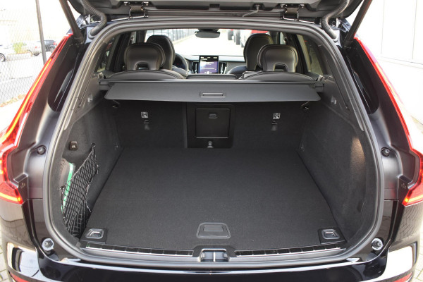 Volvo XC60 T6 350PK Plug-in Hybrid AWD Plus Black Edition / 360 Camera / Panorama Dak / Lederen Bekleding / Elektrische Stoelen met geheugenfunctie / Stuurverwarming / Stoelverwarming v+a / harman/kardon