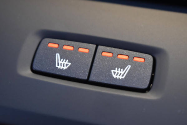 Volvo XC60 T6 350PK Plug-in Hybrid AWD Plus Black Edition / 360 Camera / Panorama Dak / Lederen Bekleding / Elektrische Stoelen met geheugenfunctie / Stuurverwarming / Stoelverwarming v+a / harman/kardon