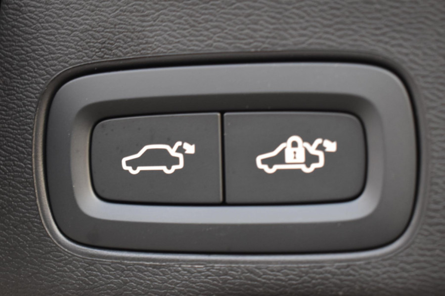 Volvo XC60 T6 350PK Plug-in Hybrid AWD Plus Black Edition / 360 Camera / Panorama Dak / Lederen Bekleding / Elektrische Stoelen met geheugenfunctie / Stuurverwarming / Stoelverwarming v+a / harman/kardon