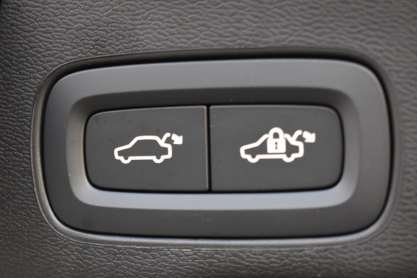 Volvo XC60 T6 350PK Plug-in Hybrid AWD Plus Black Edition / 360 Camera / Panorama Dak / Lederen Bekleding / Elektrische Stoelen met geheugenfunctie / Stuurverwarming / Stoelverwarming v+a / harman/kardon