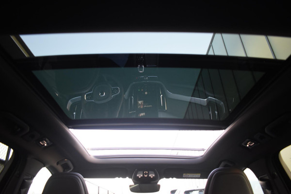 Volvo XC60 T6 350PK Plug-in Hybrid AWD Plus Black Edition / 360 Camera / Panorama Dak / Lederen Bekleding / Elektrische Stoelen met geheugenfunctie / Stuurverwarming / Stoelverwarming v+a / harman/kardon