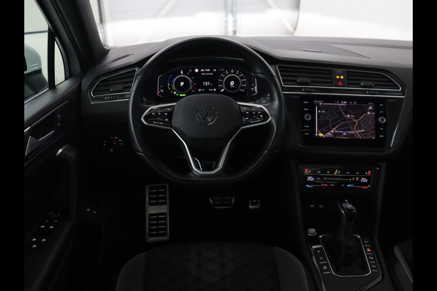 Volkswagen Tiguan 1.4 eHybrid R Line | Panoramadak | Trekhaak | Stoelverwarming | Camera | 20'' | Park Assist | Carplay | Matrix LED | Stuurverwarming | Adaptive cruise | Navigatie | PHEV | Plug In