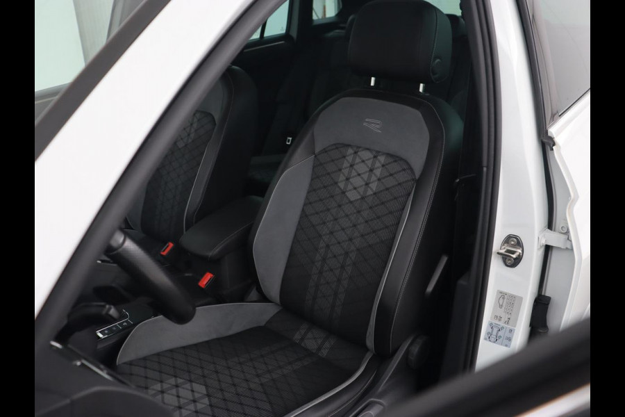 Volkswagen Tiguan 1.4 eHybrid R Line | Panoramadak | Trekhaak | Stoelverwarming | Camera | 20'' | Park Assist | Carplay | Matrix LED | Stuurverwarming | Adaptive cruise | Navigatie | PHEV | Plug In