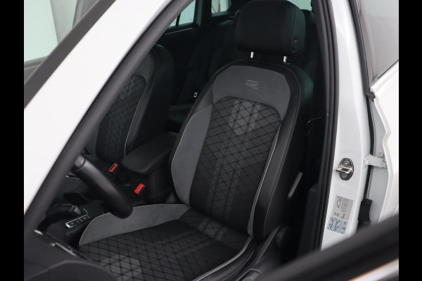 Volkswagen Tiguan 1.4 eHybrid R Line | Panoramadak | Trekhaak | Stoelverwarming | Camera | 20'' | Park Assist | Carplay | Matrix LED | Stuurverwarming | Adaptive cruise | Navigatie | PHEV | Plug In