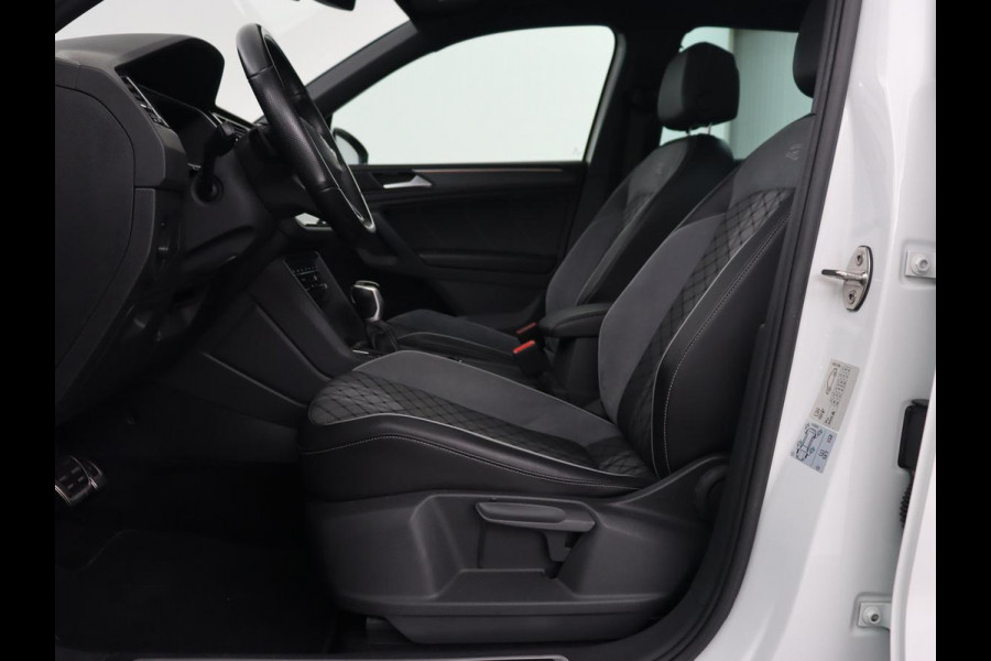 Volkswagen Tiguan 1.4 eHybrid R Line | Panoramadak | Trekhaak | Stoelverwarming | Camera | 20'' | Park Assist | Carplay | Matrix LED | Stuurverwarming | Adaptive cruise | Navigatie | PHEV | Plug In