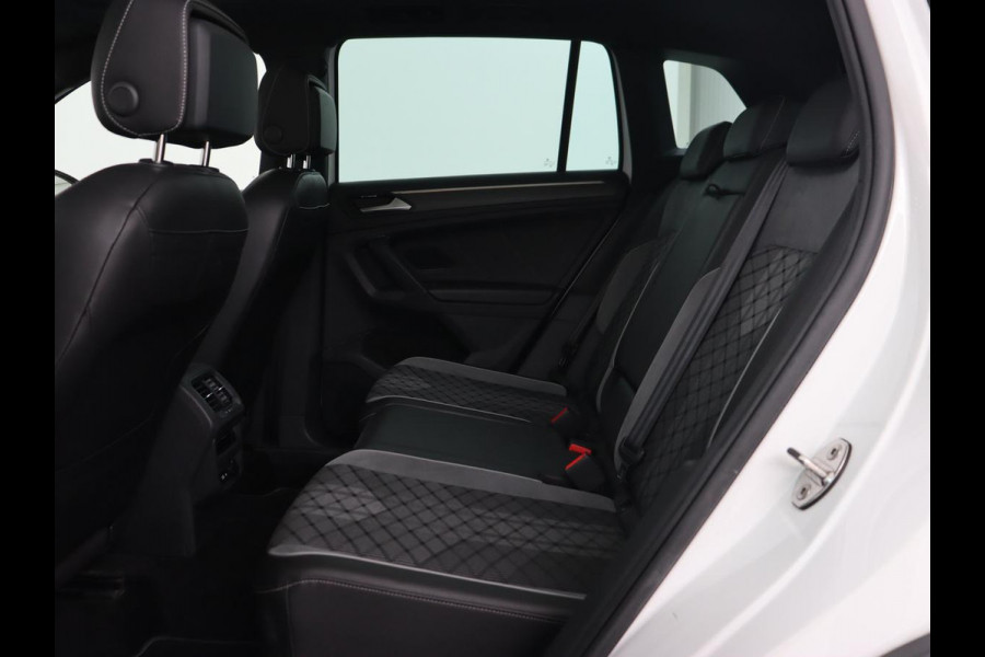 Volkswagen Tiguan 1.4 eHybrid R Line | Panoramadak | Trekhaak | Stoelverwarming | Camera | 20'' | Park Assist | Carplay | Matrix LED | Stuurverwarming | Adaptive cruise | Navigatie | PHEV | Plug In
