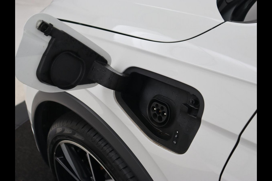 Volkswagen Tiguan 1.4 eHybrid R Line | Panoramadak | Trekhaak | Stoelverwarming | Camera | 20'' | Park Assist | Carplay | Matrix LED | Stuurverwarming | Adaptive cruise | Navigatie | PHEV | Plug In