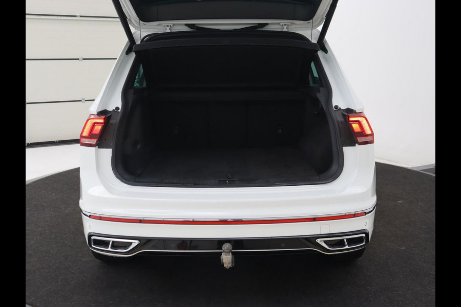 Volkswagen Tiguan 1.4 eHybrid R Line | Panoramadak | Trekhaak | Stoelverwarming | Camera | 20'' | Park Assist | Carplay | Matrix LED | Stuurverwarming | Adaptive cruise | Navigatie | PHEV | Plug In
