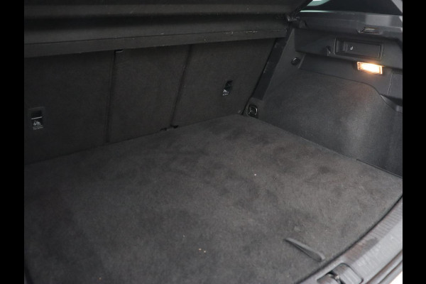 Volkswagen Tiguan 1.4 eHybrid R Line | Panoramadak | Trekhaak | Stoelverwarming | Camera | 20'' | Park Assist | Carplay | Matrix LED | Stuurverwarming | Adaptive cruise | Navigatie | PHEV | Plug In