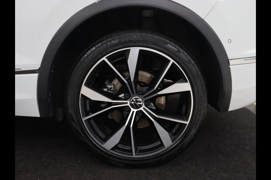 Volkswagen Tiguan 1.4 eHybrid R Line | Panoramadak | Trekhaak | Stoelverwarming | Camera | 20'' | Park Assist | Carplay | Matrix LED | Stuurverwarming | Adaptive cruise | Navigatie | PHEV | Plug In