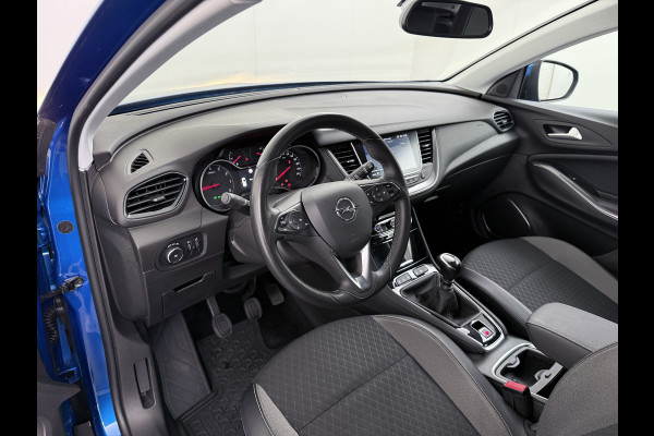 Opel Grandland X T131pk Navi Trekhaak Executive Dual-Ecc Apple Carplay Android PDC-a+v Park-Assist Distr.-Riem bij 61.000km vervangen Chroompakket Priv.Glass Volledig dealer onderhouden, laatste beurt bij 61.000km 1400kg trekvermogen.  EURO6