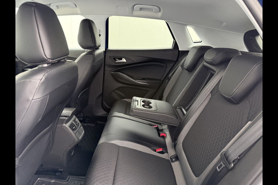 Opel Grandland X T131pk Navi Trekhaak Executive Dual-Ecc Apple Carplay Android PDC-a+v Park-Assist Distr.-Riem bij 61.000km vervangen Chroompakket Priv.Glass Volledig dealer onderhouden, laatste beurt bij 61.000km 1400kg trekvermogen.  EURO6