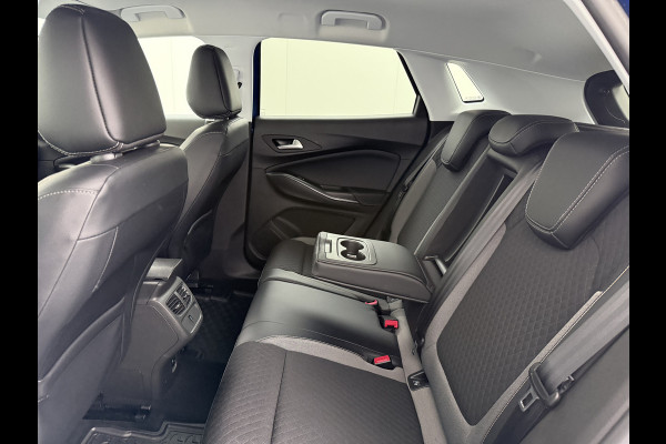 Opel Grandland X T131pk Navi Trekhaak Executive Dual-Ecc Apple Carplay Android PDC-a+v Park-Assist Distr.-Riem bij 61.000km vervangen Chroompakket Priv.Glass Volledig dealer onderhouden, laatste beurt bij 61.000km 1400kg trekvermogen.  EURO6