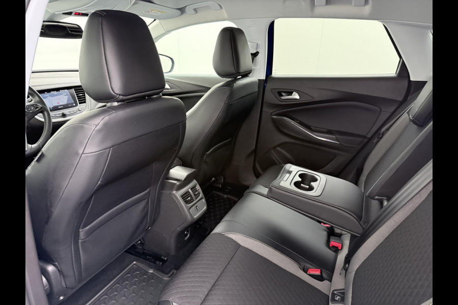 Opel Grandland X T131pk Navi Trekhaak Executive Dual-Ecc Apple Carplay Android PDC-a+v Park-Assist Distr.-Riem bij 61.000km vervangen Chroompakket Priv.Glass Volledig dealer onderhouden, laatste beurt bij 61.000km 1400kg trekvermogen.  EURO6