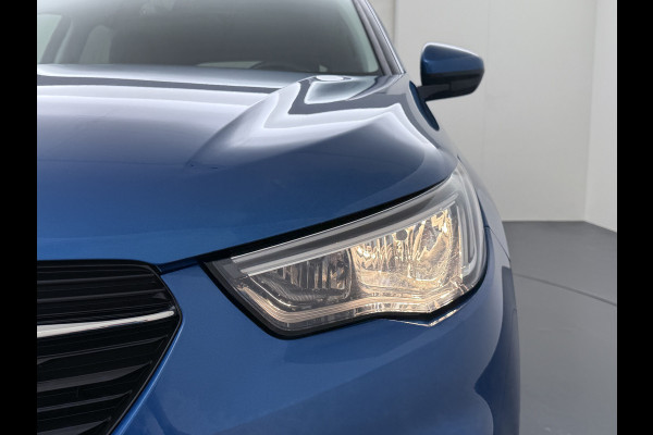 Opel Grandland X T131pk Navi Trekhaak Executive Dual-Ecc Apple Carplay Android PDC-a+v Park-Assist Distr.-Riem bij 61.000km vervangen Chroompakket Priv.Glass Volledig dealer onderhouden, laatste beurt bij 61.000km 1400kg trekvermogen.  EURO6