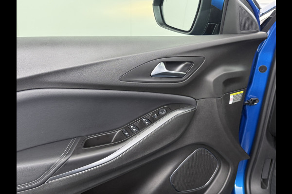 Opel Grandland X T131pk Navi Trekhaak Executive Dual-Ecc Apple Carplay Android PDC-a+v Park-Assist Distr.-Riem bij 61.000km vervangen Chroompakket Priv.Glass Volledig dealer onderhouden, laatste beurt bij 61.000km 1400kg trekvermogen.  EURO6