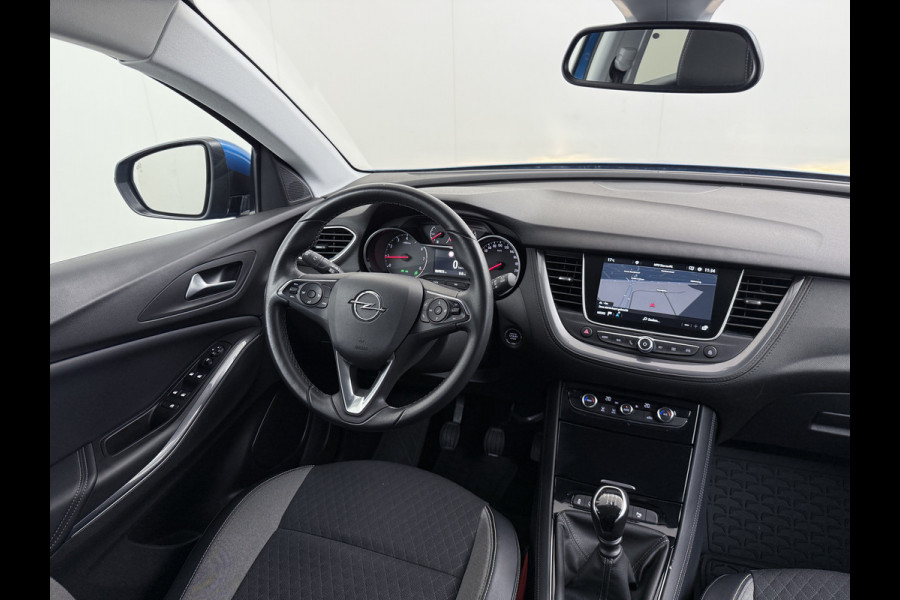 Opel Grandland X T131pk Navi Trekhaak Executive Dual-Ecc Apple Carplay Android PDC-a+v Park-Assist Distr.-Riem bij 61.000km vervangen Chroompakket Priv.Glass Volledig dealer onderhouden, laatste beurt bij 61.000km 1400kg trekvermogen.  EURO6
