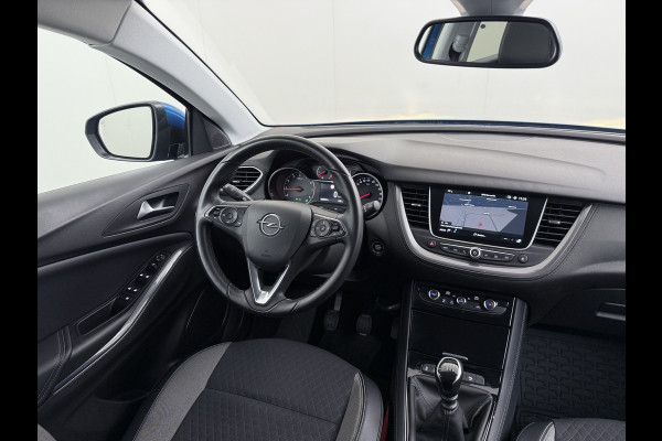 Opel Grandland X T131pk Navi Trekhaak Executive Dual-Ecc Apple Carplay Android PDC-a+v Park-Assist Distr.-Riem bij 61.000km vervangen Chroompakket Priv.Glass Volledig dealer onderhouden, laatste beurt bij 61.000km 1400kg trekvermogen.  EURO6